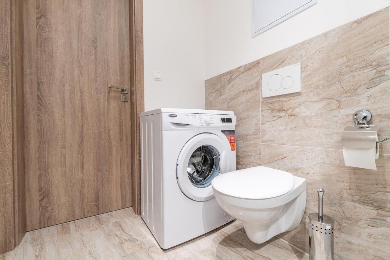Brand New Studio Apartment #21 With Free Secure Parking In The Center Прага Екстериор снимка