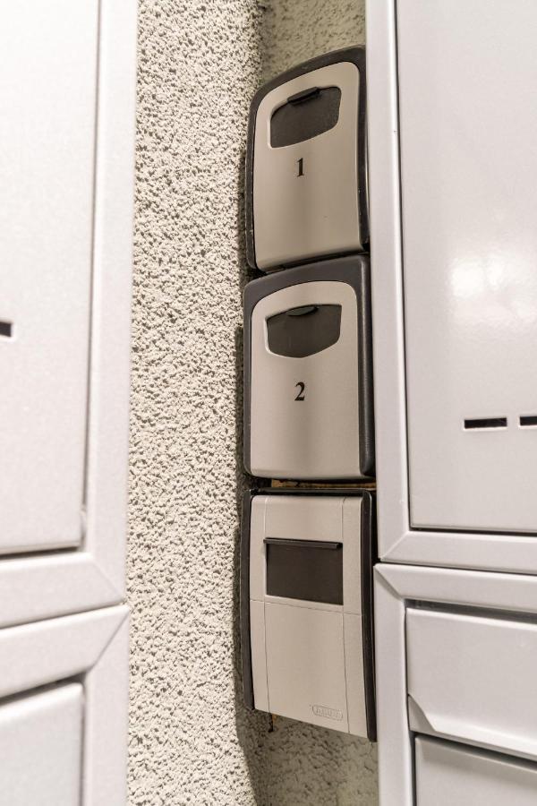 Brand New Studio Apartment #21 With Free Secure Parking In The Center Прага Екстериор снимка